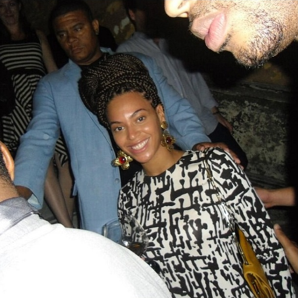 2-Beyonces-Cuba-La-Guarida-Restaurant-Diane-von-Furstenberg-Pre-Fall-2012-Margaux-Brown-and-Mustard-Printed-Dress