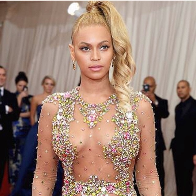 Beyonce rocked this playful high ponytail with her sexy dress. 